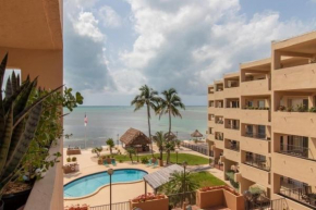 Picturesque 2 Bedroom Condo with Fabulous Ocean Views, condo